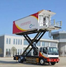 北理新源参与研发的国内首台纯电动航空食品车于首都机场上牌投入使用